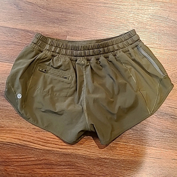 Lululemon Hotty Hot Short - Size 6 - Picture 2 of 4